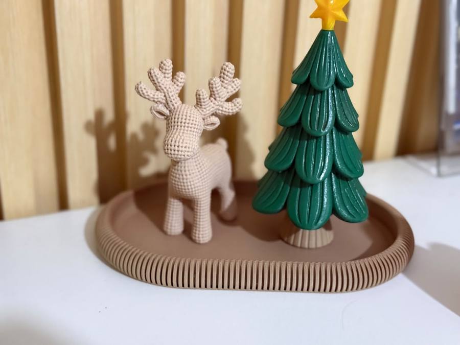 Reno texturizado y árbol navideño